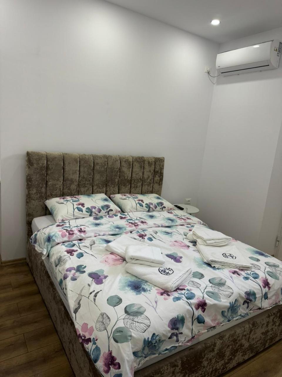 Vila 21 At Blloku Area Tirana Eksteriør billede